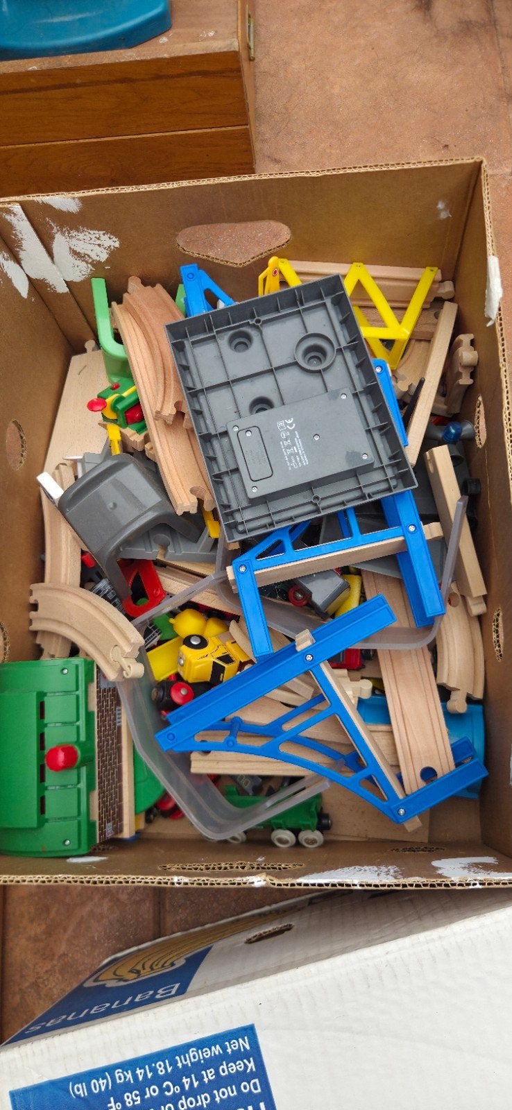 Grote doos met houten treinrails en accessoires, Kinderen en Baby's, Speelgoed | Houten speelgoed, Ophalen, Gebruikt, Rij- of Hobbelspeelgoed