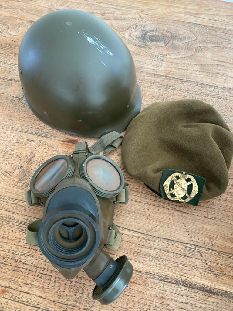 Leger Memorabilia: Gasmasker, Kunststof Helm en Baret, Verzamelen, Militaria | Algemeen, Ophalen of Verzenden, Landmacht, Overige gebieden