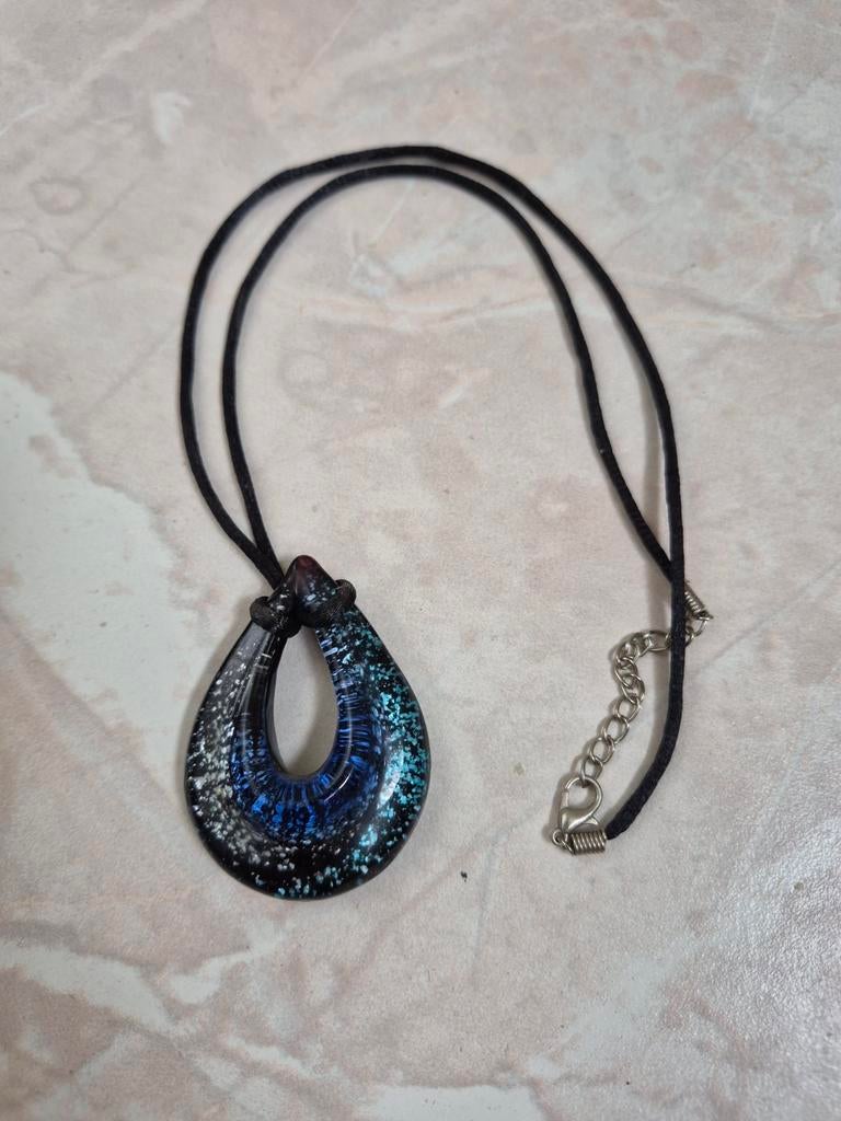 Unieke glazen hanger ketting - Blauw/Zwart design, Overige materialen, Verstelbaar, Blauw, Ophalen of Verzenden