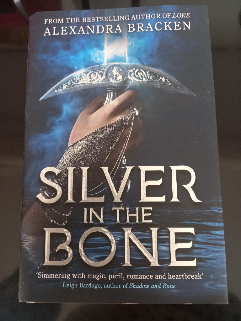Silver in the Bone Fairyloot edition, Ophalen of Verzenden, Zo goed als nieuw, Bracken, Alexandra