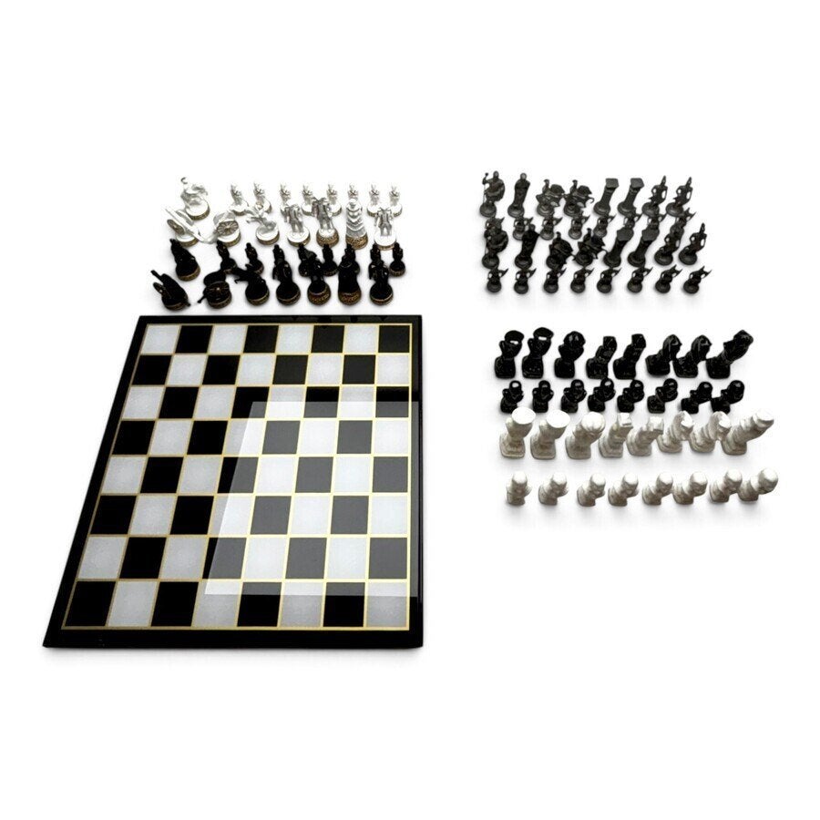 Drie sets met schaakstukken en een schaakbord
