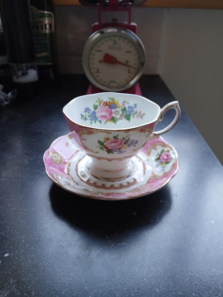 Lady Carlyle Royal Albert kop en schotel, Antiek en Kunst, Antiek | Porselein, Ophalen of Verzenden