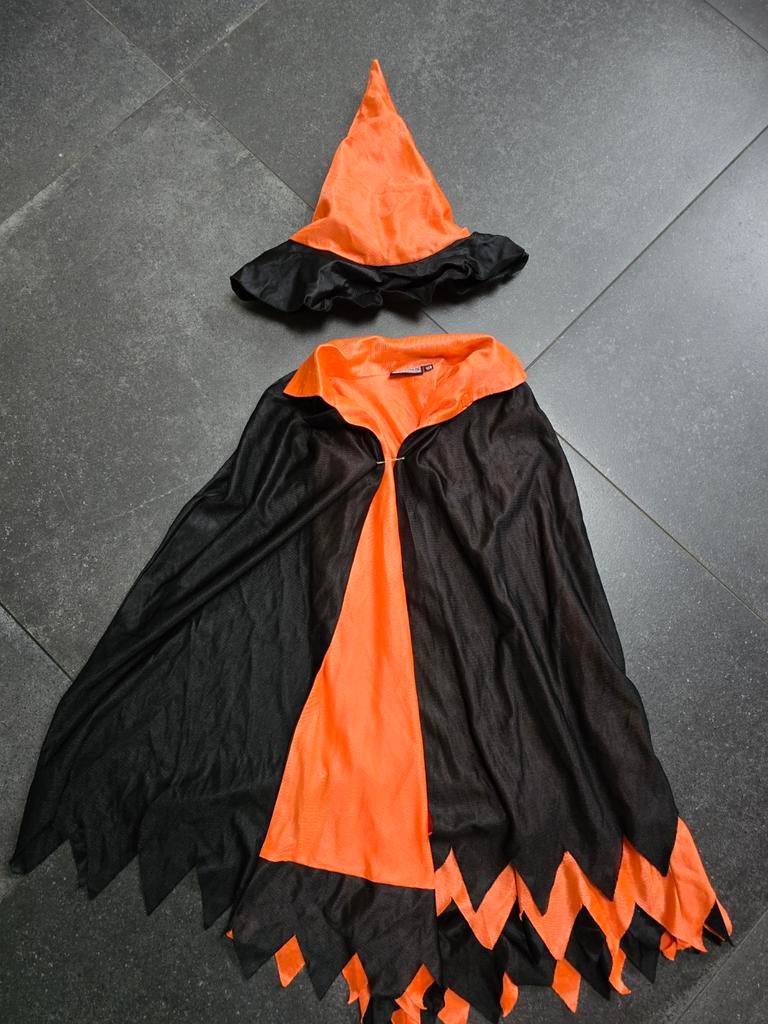 Halloween cape met hoed - Oranje/Zwart, Ophalen of Verzenden, Zo goed als nieuw, 122 t/m 128, Jongen of Meisje