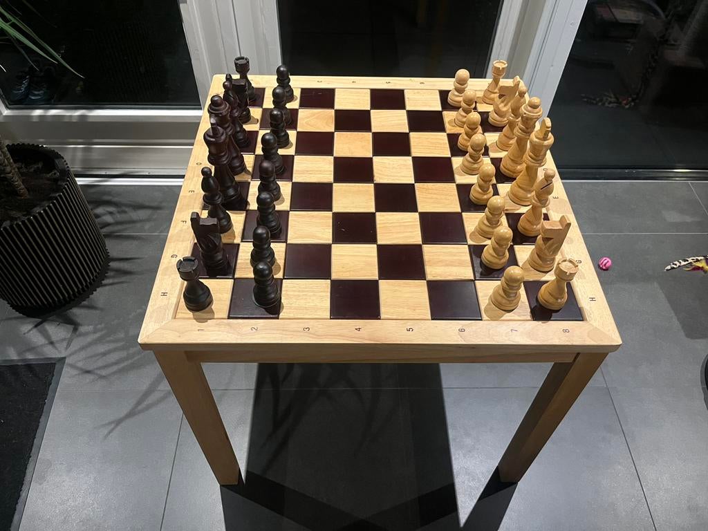 MOOIE HOUTEN SCHAAKBORD TAFEL COMPLEET - 75 EURO VASTE PRIJS, Hobby en Vrije tijd, Gezelschapsspellen | Bordspellen, Zo goed als nieuw