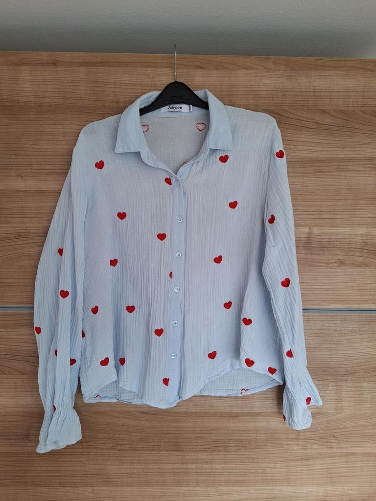 Lichtblauwe blouse met rode hartjes Jubylee maat S, Kleding | Dames, Blauw, Ophalen of Verzenden, Jubylee, Maat 36 (S)