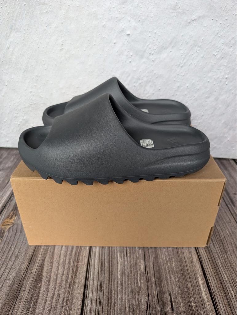 Adidas Yeezy Slide - Maat 43 EU, Kleding | Heren, Schoenen, Ophalen of Verzenden, Nieuw, Zwart, Slippers