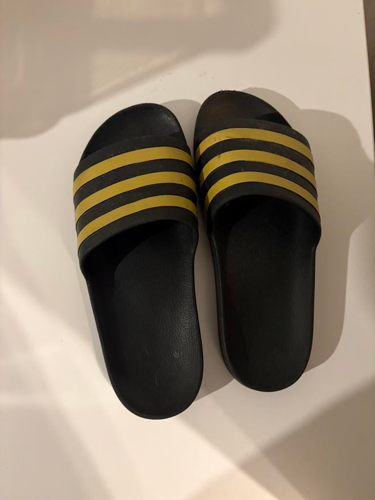 Adidas slippers NIEUW €30,- per paar maat 39/40, Ophalen of Verzenden, Nieuw, Zwart