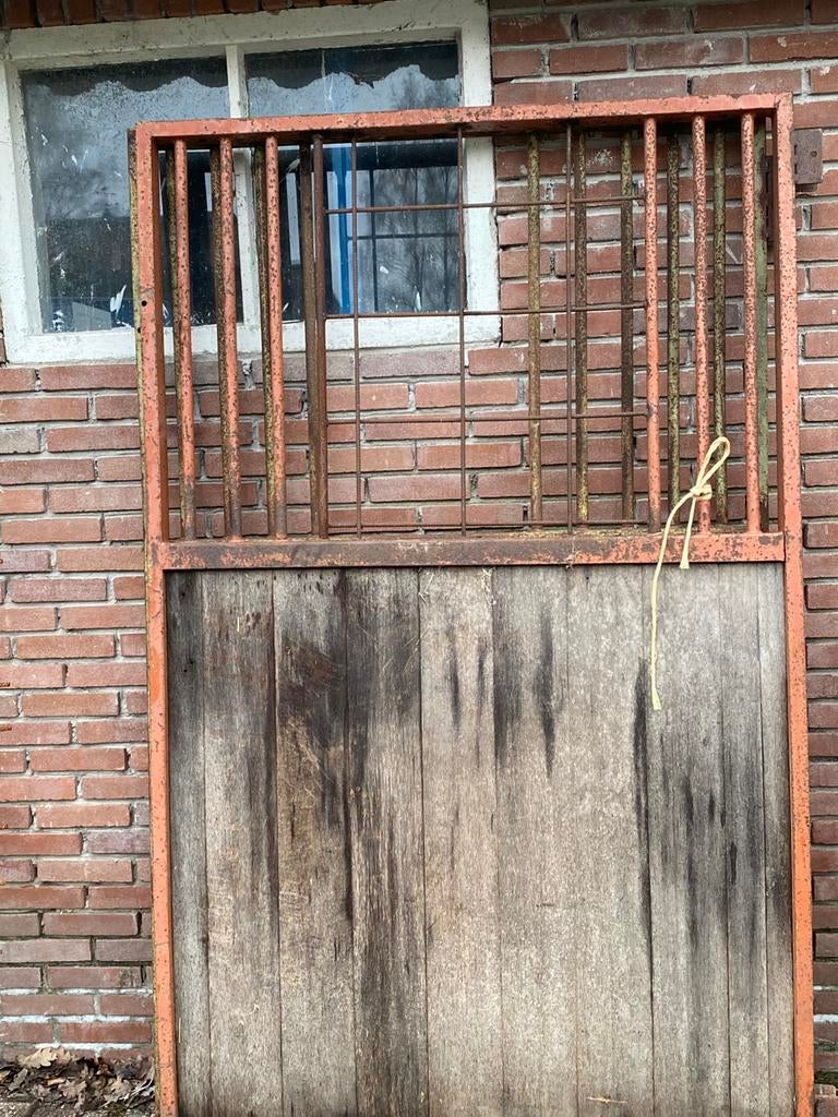 Twee voorfrontdelen paardenstal, Dieren en Toebehoren