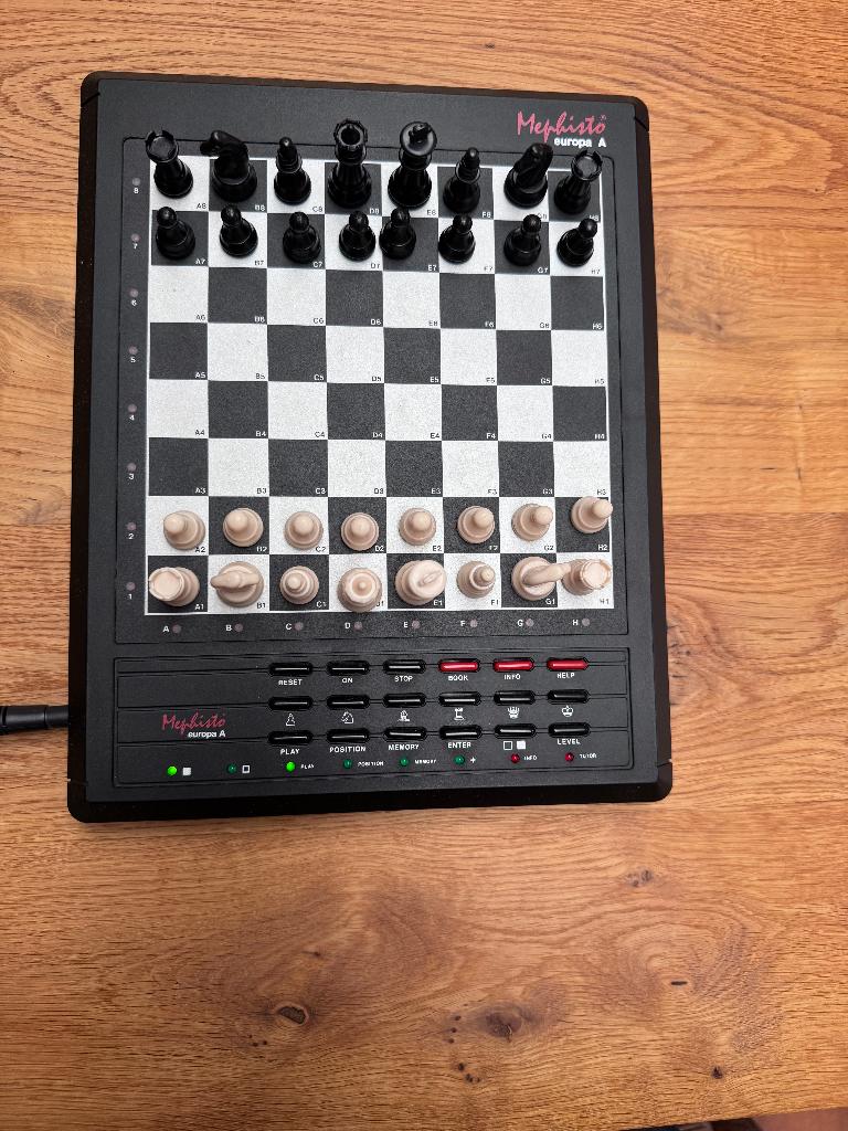 Vintage Schaak computer Mephisto Europe A, Een of twee spelers, Verzenden, Zo goed als nieuw, Reisspel