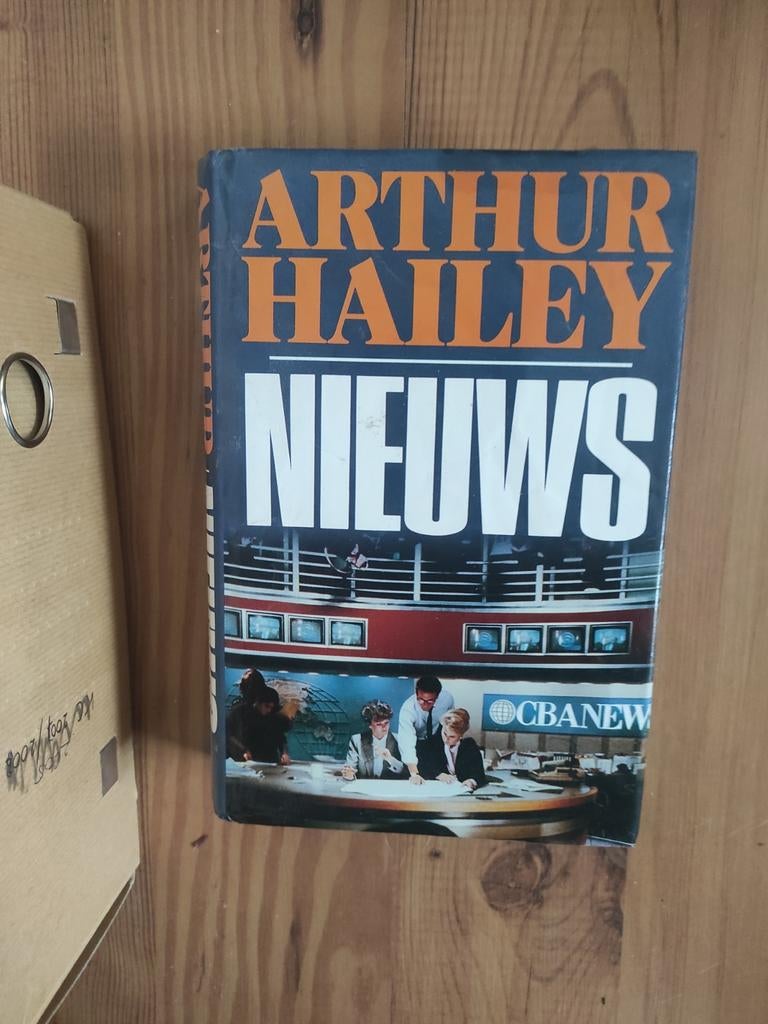 Arthur Hailey - Nieuws, Ophalen of Verzenden, Gelezen, Arthur Hailey, Nederland