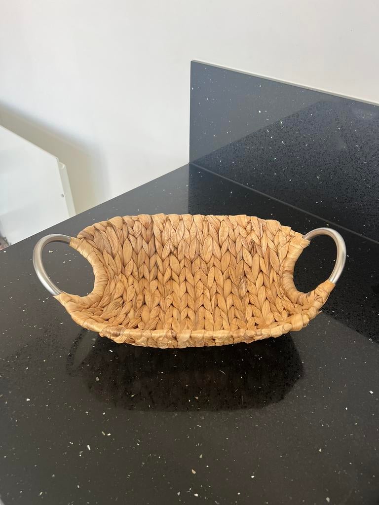 Decoratieve mand rotan met metalen grepen, Huis en Inrichting, Woonaccessoires | Schalen en Manden, Ophalen of Verzenden, Zo goed als nieuw