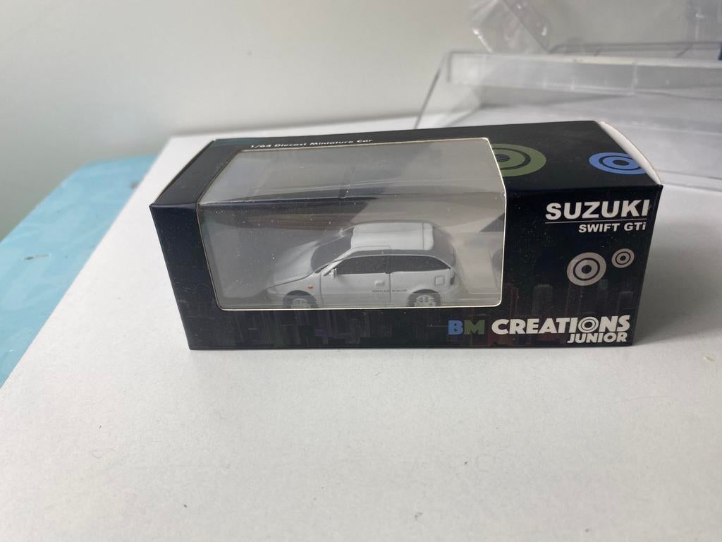 1:64 SUZUKI SWIFT GTi/16v in white-in OVP with accessoires, Hobby en Vrije tijd, Modelauto's | 1:43, Ophalen of Verzenden, Nieuw