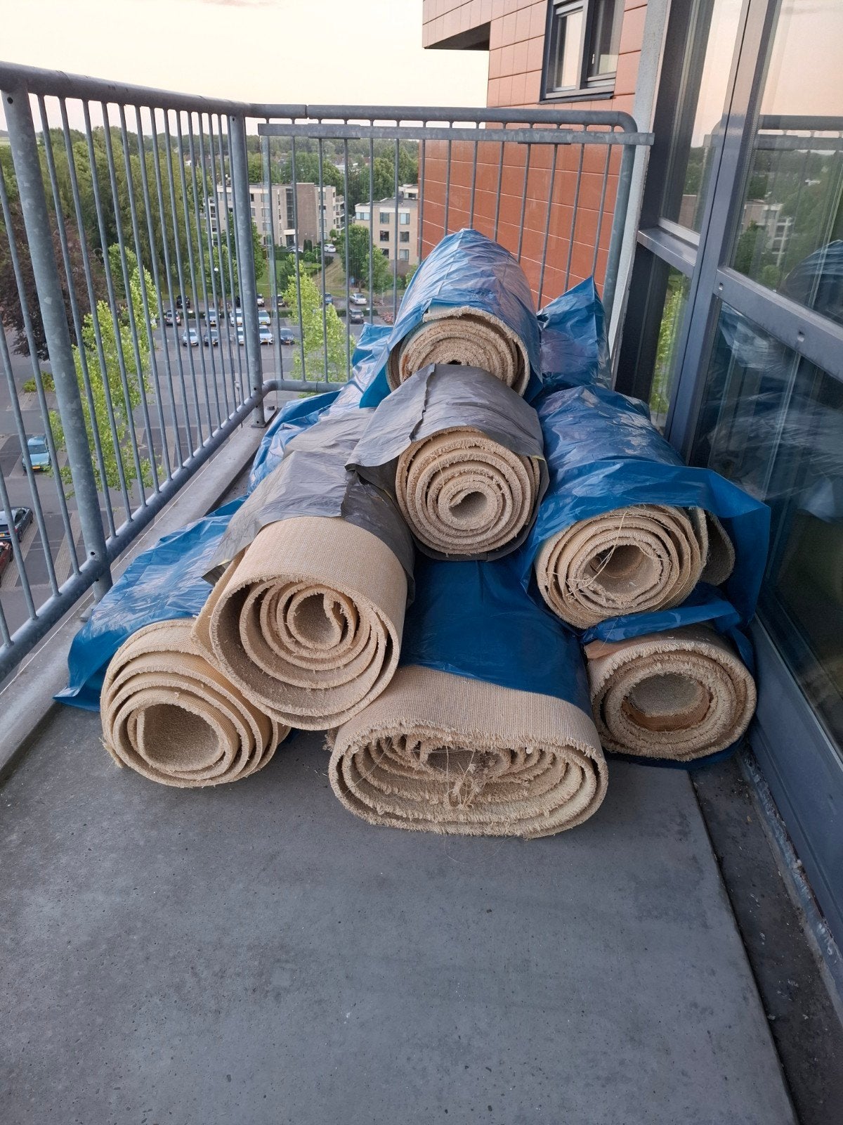 Ongeveer 100 m2 tapijtrollen - Gebruikt maar nog bruikbaar, Ophalen, Gebruikt, 200 cm of meer, Crème