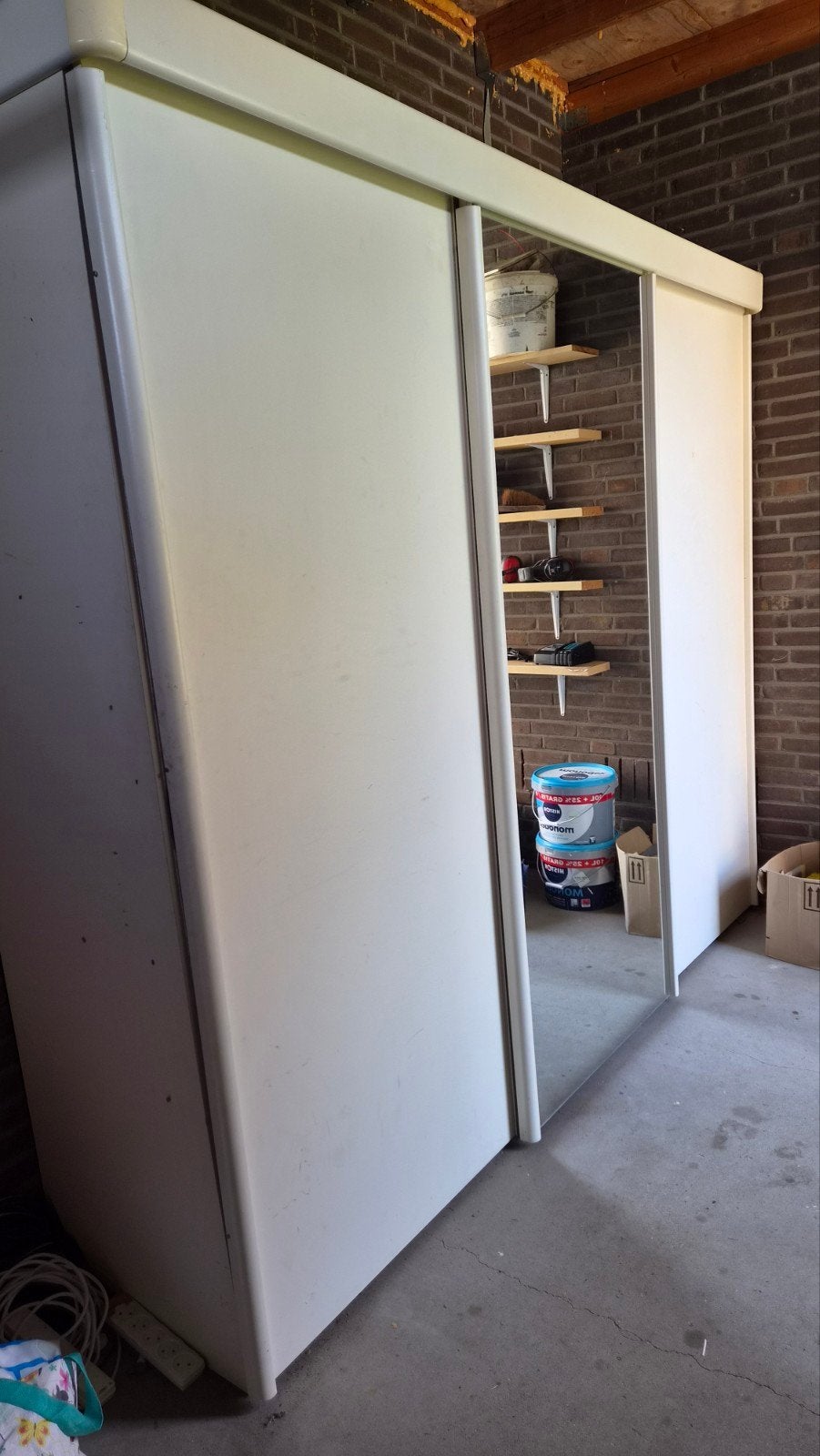 Gratis af te halen witte kledingkast met spiegel en schuifde, Ophalen, 100 tot 150 cm, 200 cm of meer, Overige houtsoorten