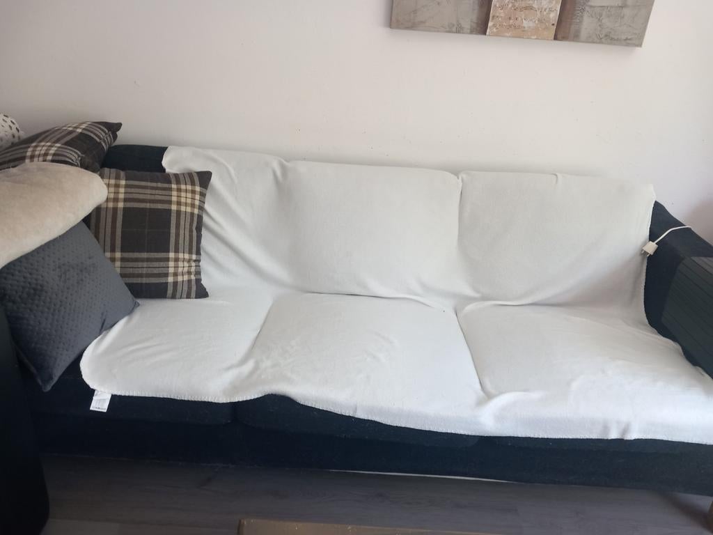 Twee gratis banken: leren 2-zits en stoffen IKEA bank, Huis en Inrichting, Banken | Bankstellen, Gebruikt, 150 tot 200 cm, Tweepersoons