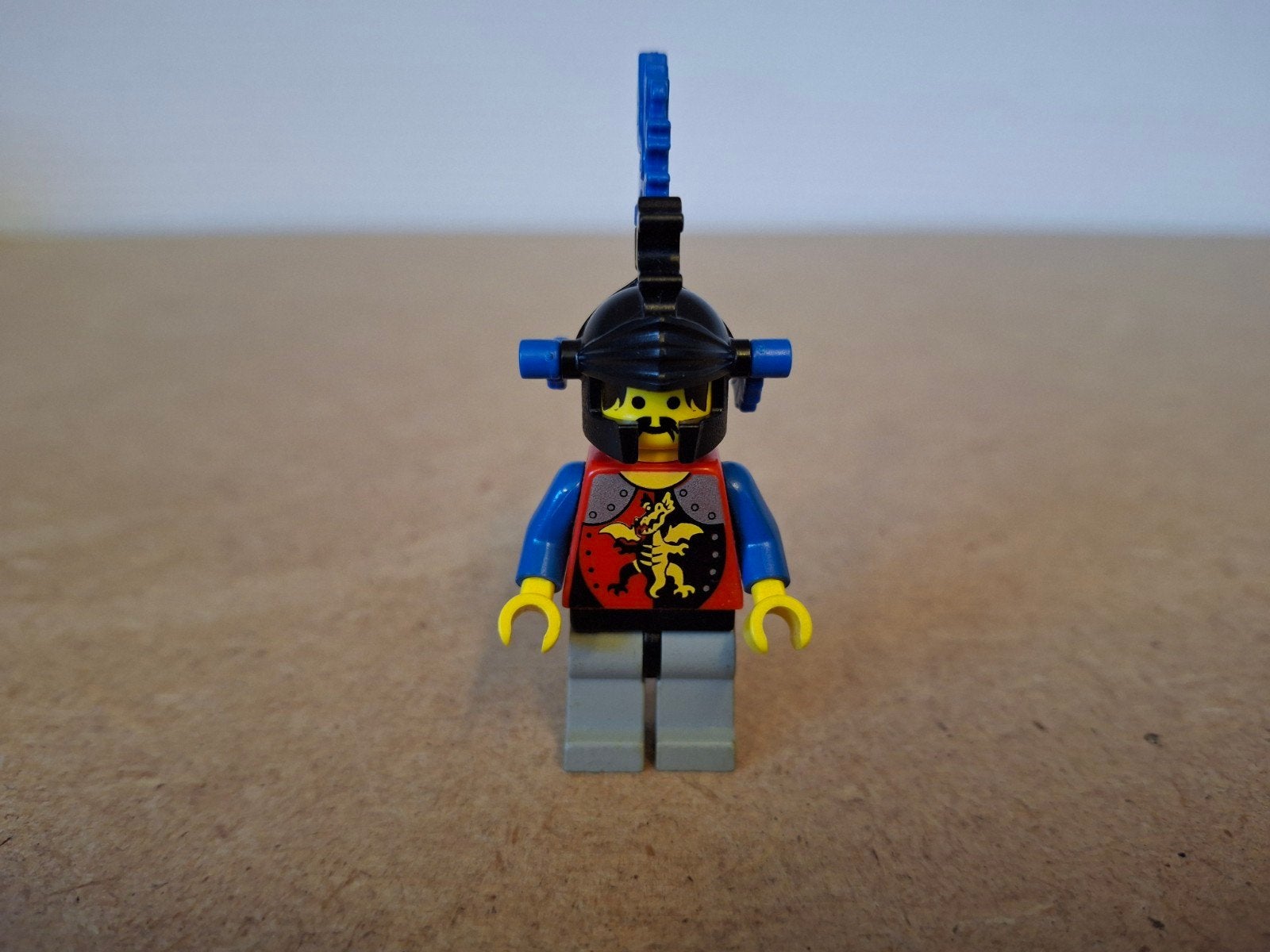 Lego Dragon Knight met blauwe plumes. Jaren 90 Castle, Lego, Info@lego.com, 33 Bath Road, Slough, UK, Lego