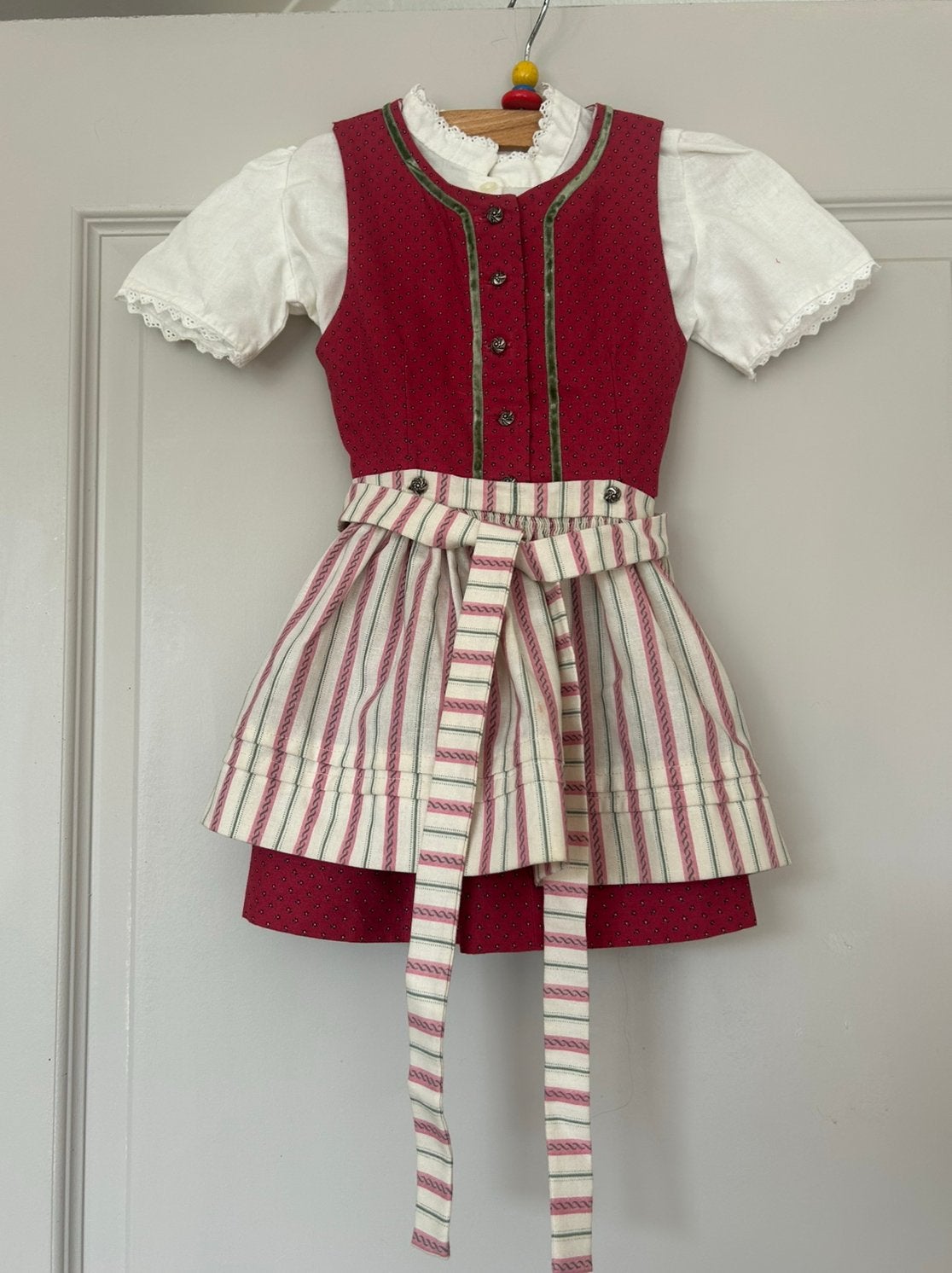 Meisjes dirndl uit Tirol in Oostenrijk met bijpassend vest, Ophalen of Verzenden, Zo goed als nieuw, 104 of kleiner, Meisje