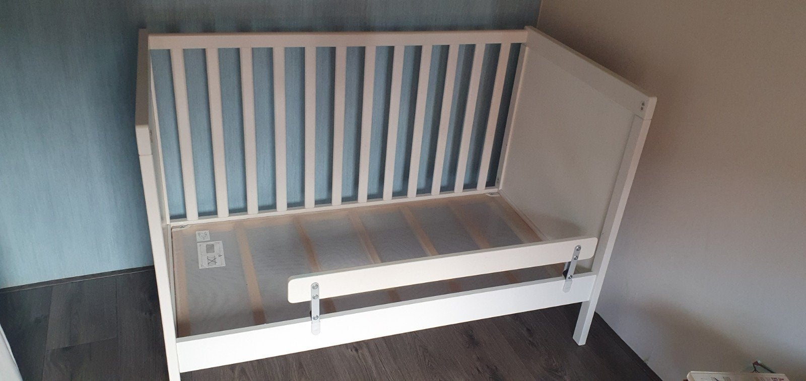Sundvik baby ledikant om te bouwen als peuterbed, Ophalen, Zo goed als nieuw, Ledikant