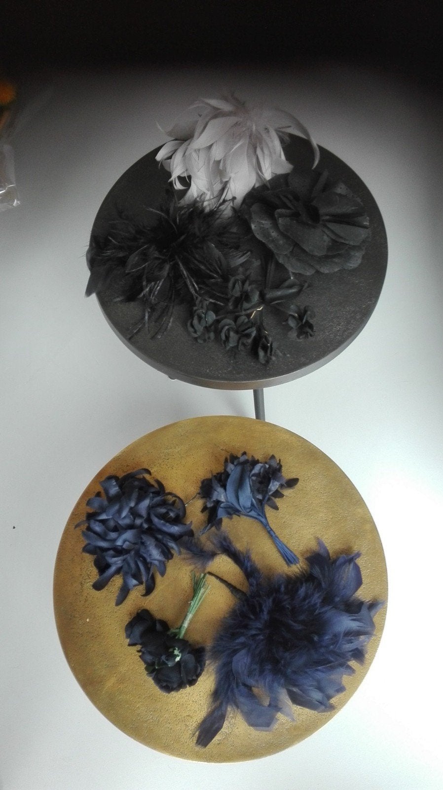 8x prachtige corsages in zwart grijs d.blauw zijde en veren, Ophalen of Verzenden, Nieuw