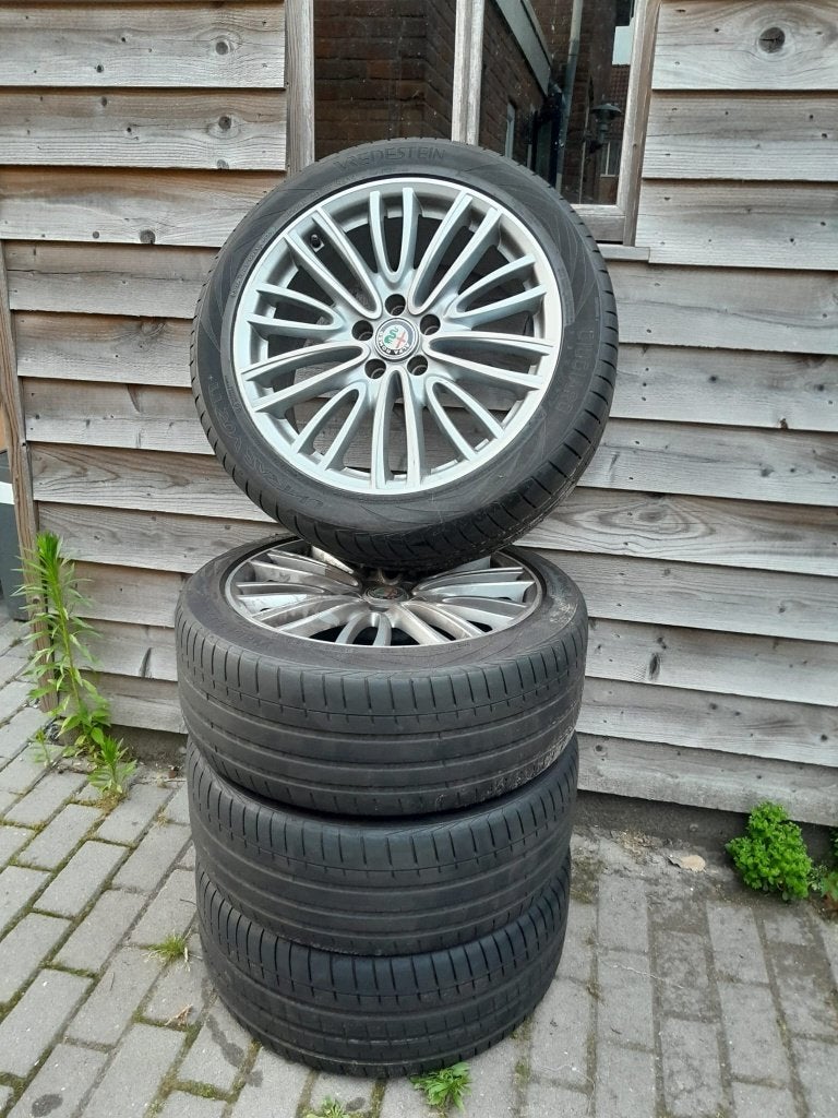 Originele Alfa Romeo Giulia 18 inch velgen + zomerbanden, Ophalen, 18 inch, Velg(en), Zomerbanden
