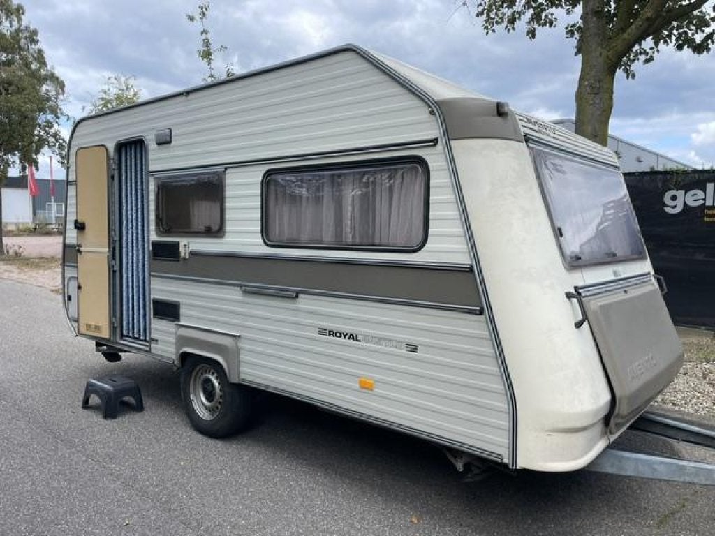 Avento Royal 445 TLD 1993; 2xzit tent; bed 200x200 cm, Avento, Bedrijf, Treinzit, 750 - 1000 kg