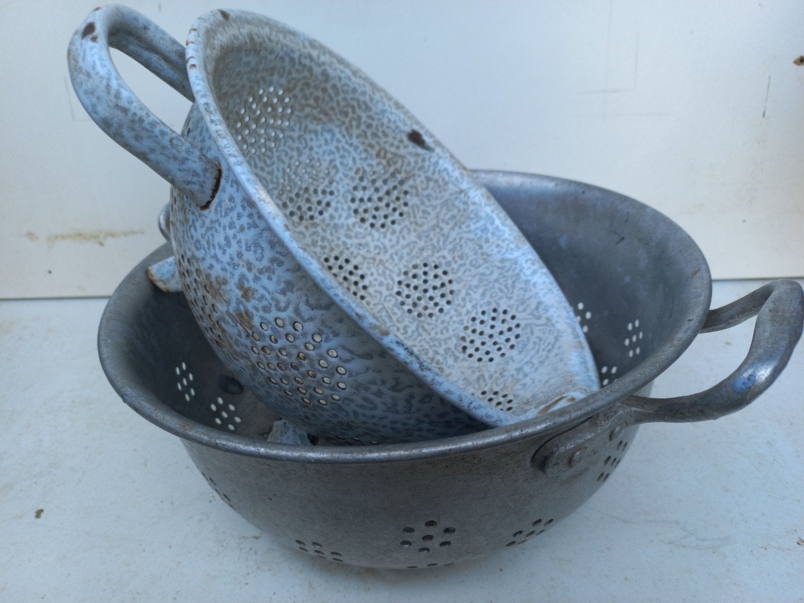Vintage aluminium en geëmailleerde vergieten (set van 2), Antiek en Kunst, Ophalen of Verzenden