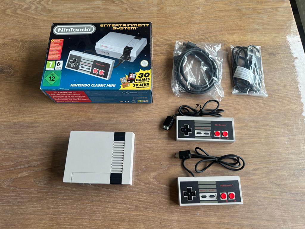 Nintendo Classic Mini met 2 controllers, Ophalen of Verzenden, Gebruikt, Met 2 controllers