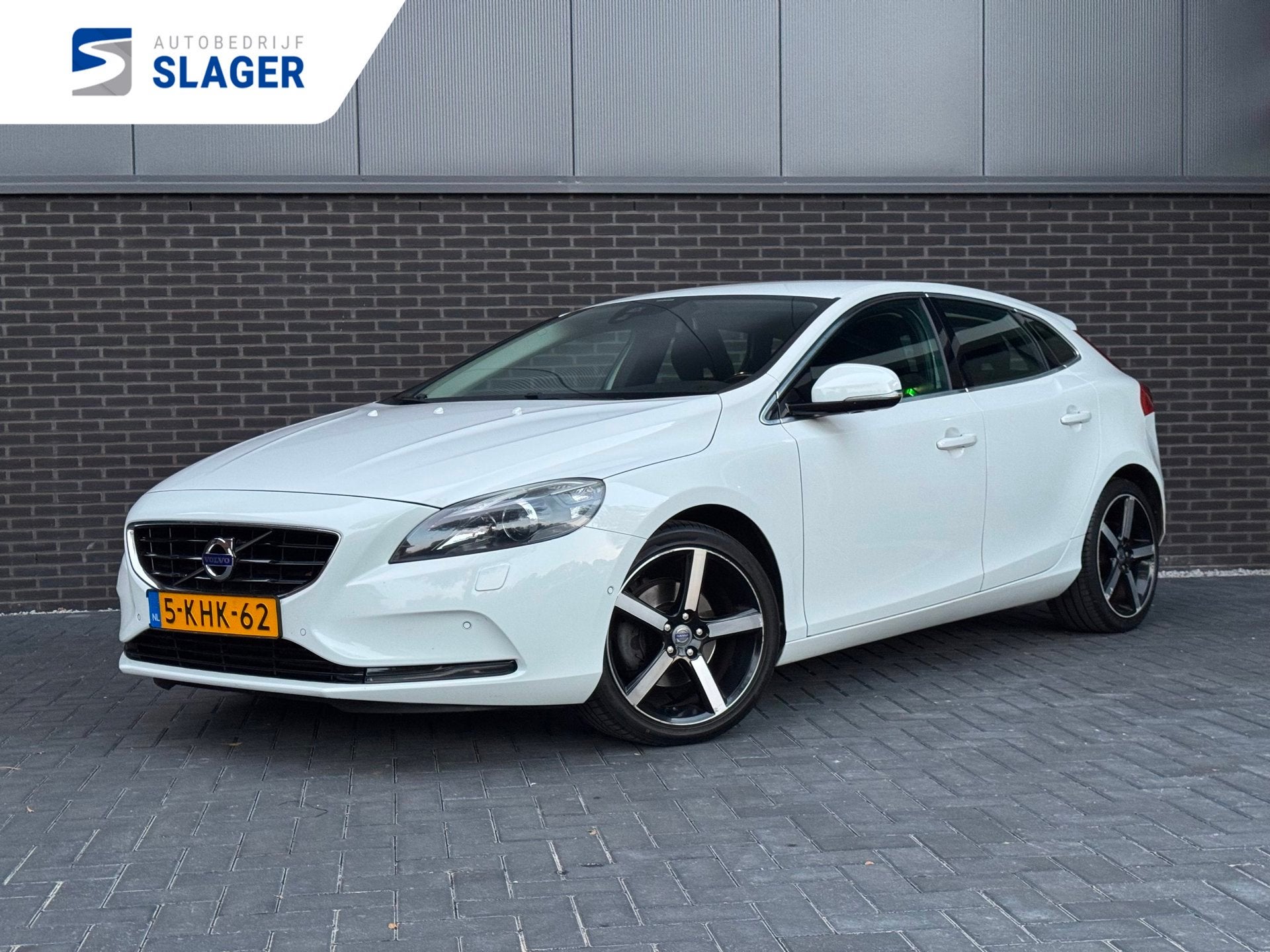 Volvo V40 1.6 T3 Summum | Navi | Leder | Trekhaak, Voorwielaandrijving, Gebruikt, Zwart, 4 cilinders