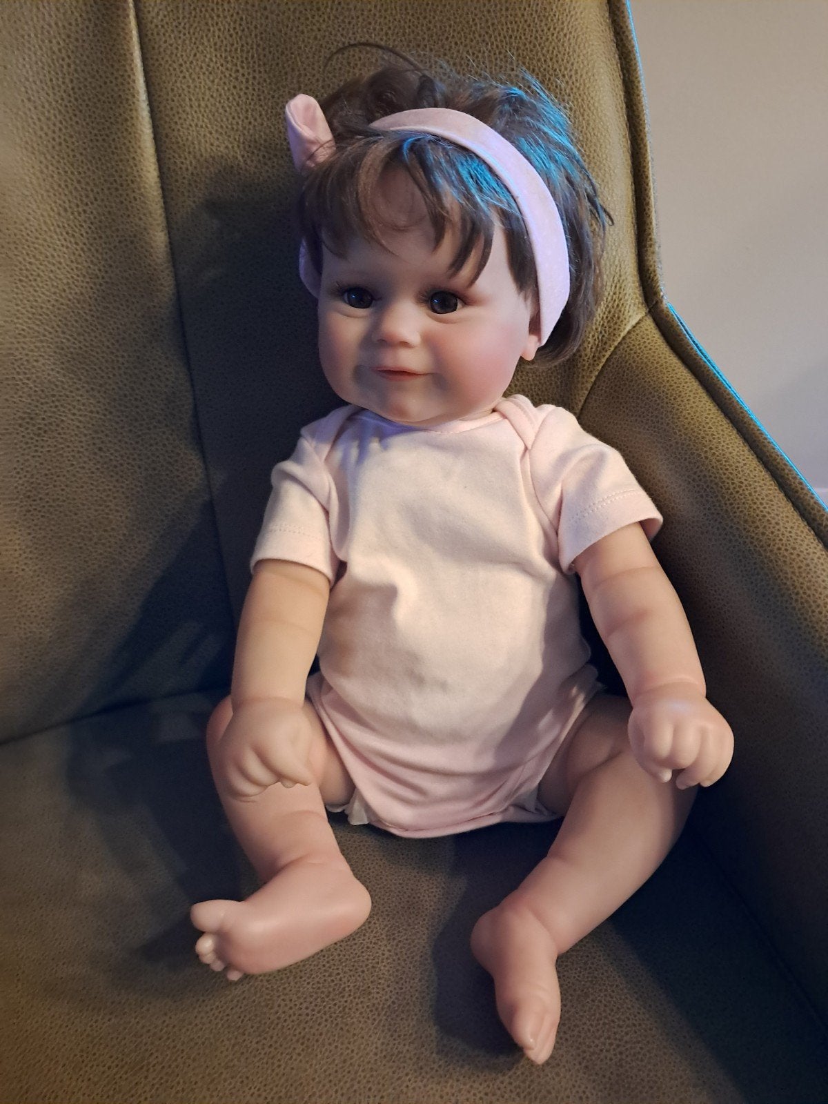Levensechte Reborn Babypop met Roze Romper en Speen, Verzamelen, Ophalen of Verzenden, Zo goed als nieuw, Babypop, Levensecht of Reborn