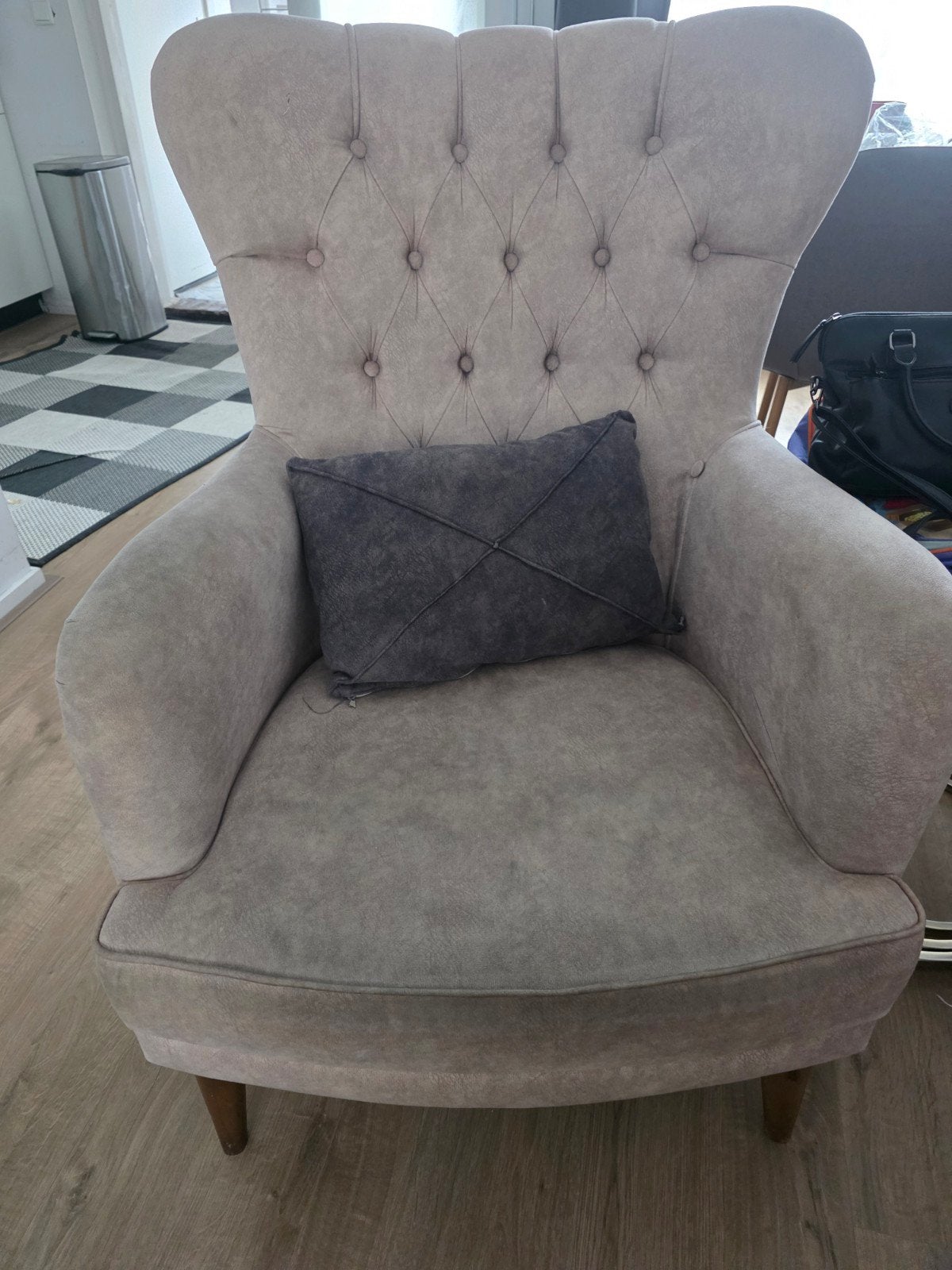 Twee Comfortabele fauteuil met knoopdetails, Ophalen, Gebruikt, 75 tot 100 cm, Stof
