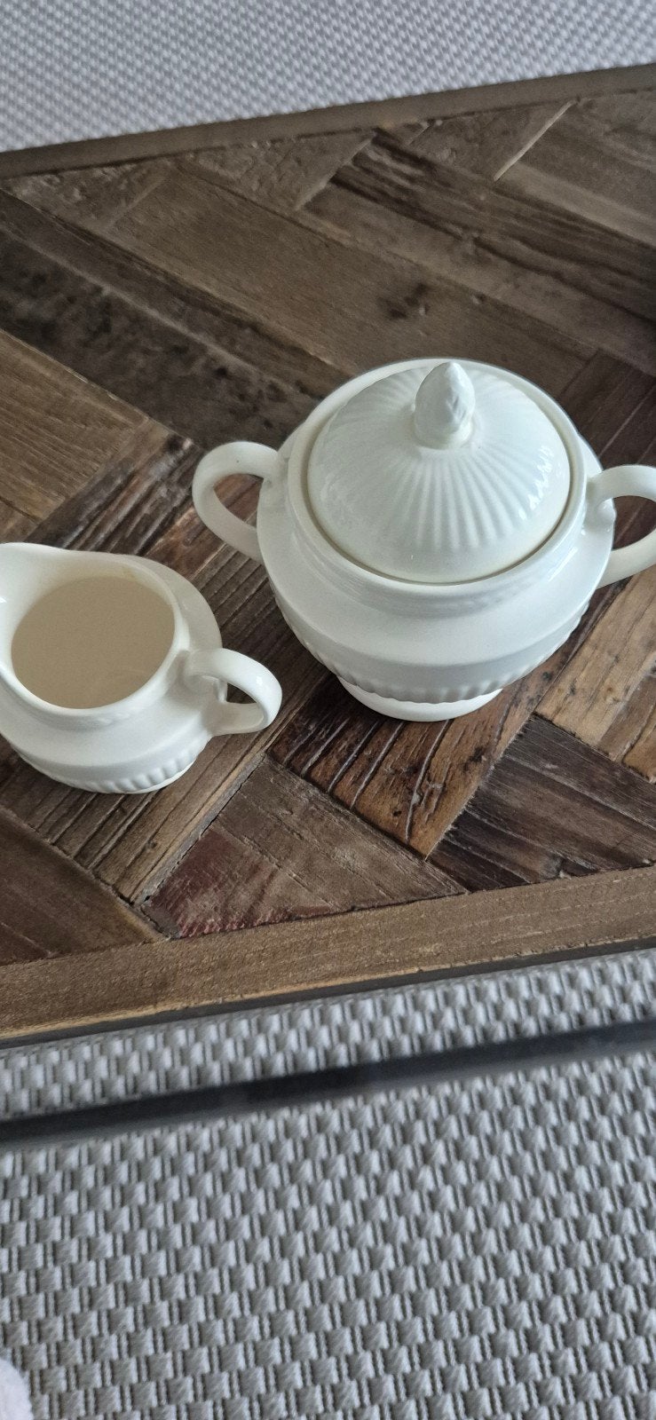 Wedgwood Edme Melkkannetje en Suikerpot, Ophalen
