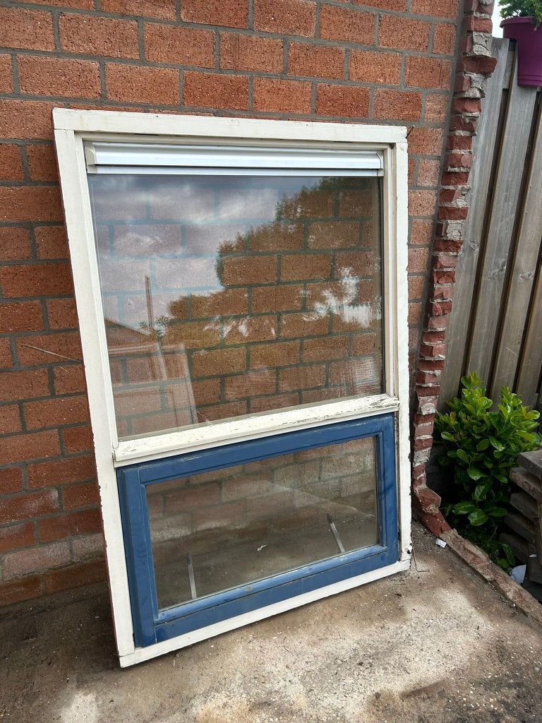 Houten kozijn met kiepraam en ventilatierooster, Doe-het-zelf en Verbouw, Gebruikt, Raamkozijn, Inclusief glas, 75 tot 150 cm