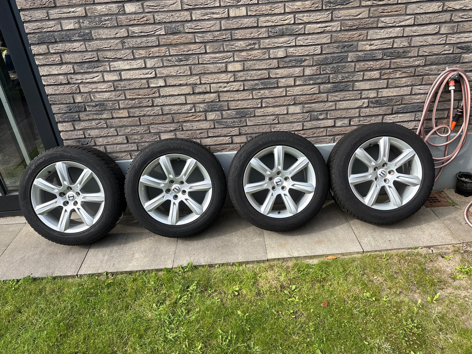Volvo 17 inch velgen met Vredestein winterbanden voor volvo, Auto-onderdelen, Ophalen, Gebruikt, Banden en Velgen, 17 inch