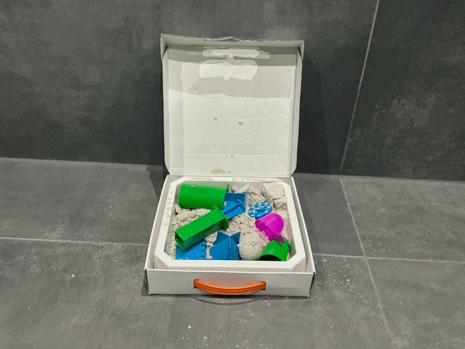 Kinetic Sand speelset met accessoires, Ophalen of Verzenden, Zo goed als nieuw, Knutselen