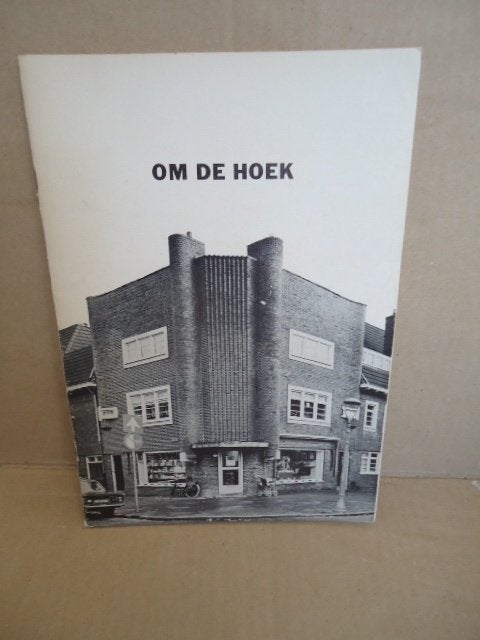 Om de hoek, oud boekje fototentoonstelling Groningen, Ophalen of Verzenden, Gelezen