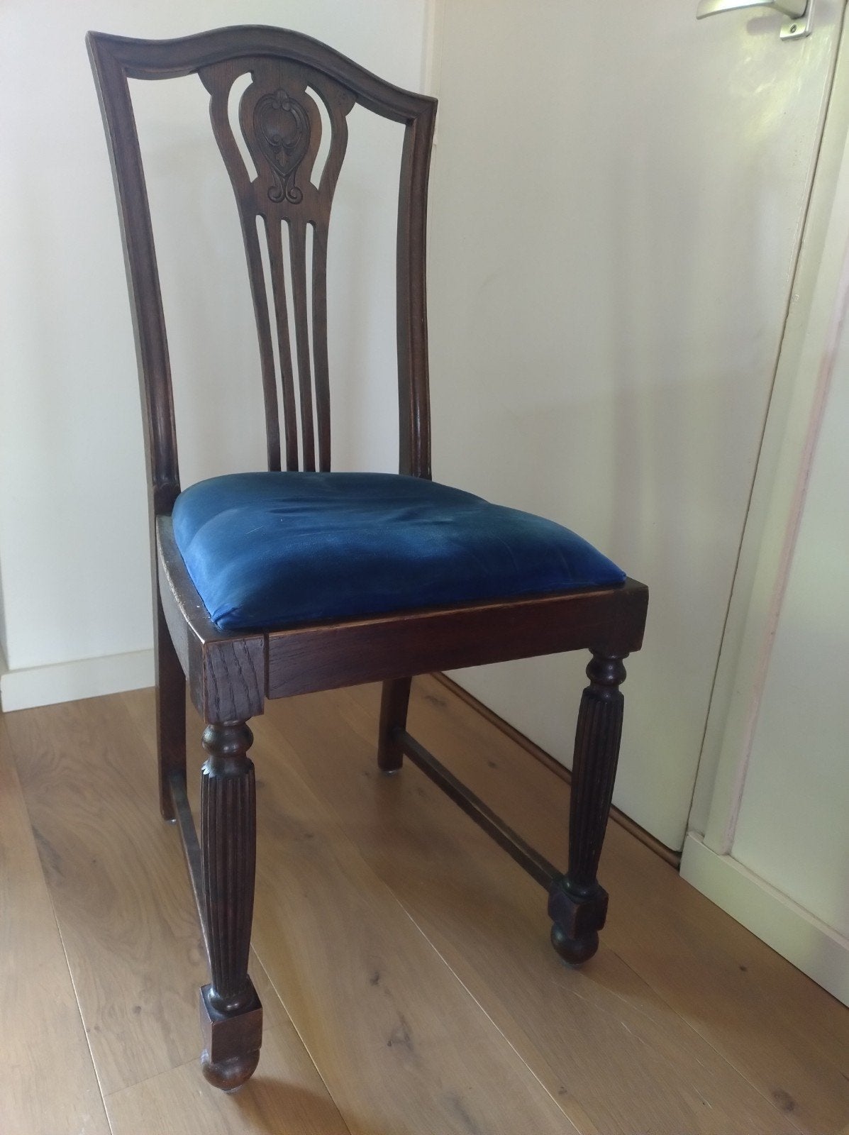 Antieke houten stoel met blauw velours kussen, Antiek en Kunst, Antiek | Meubels | Stoelen en Banken, Ophalen