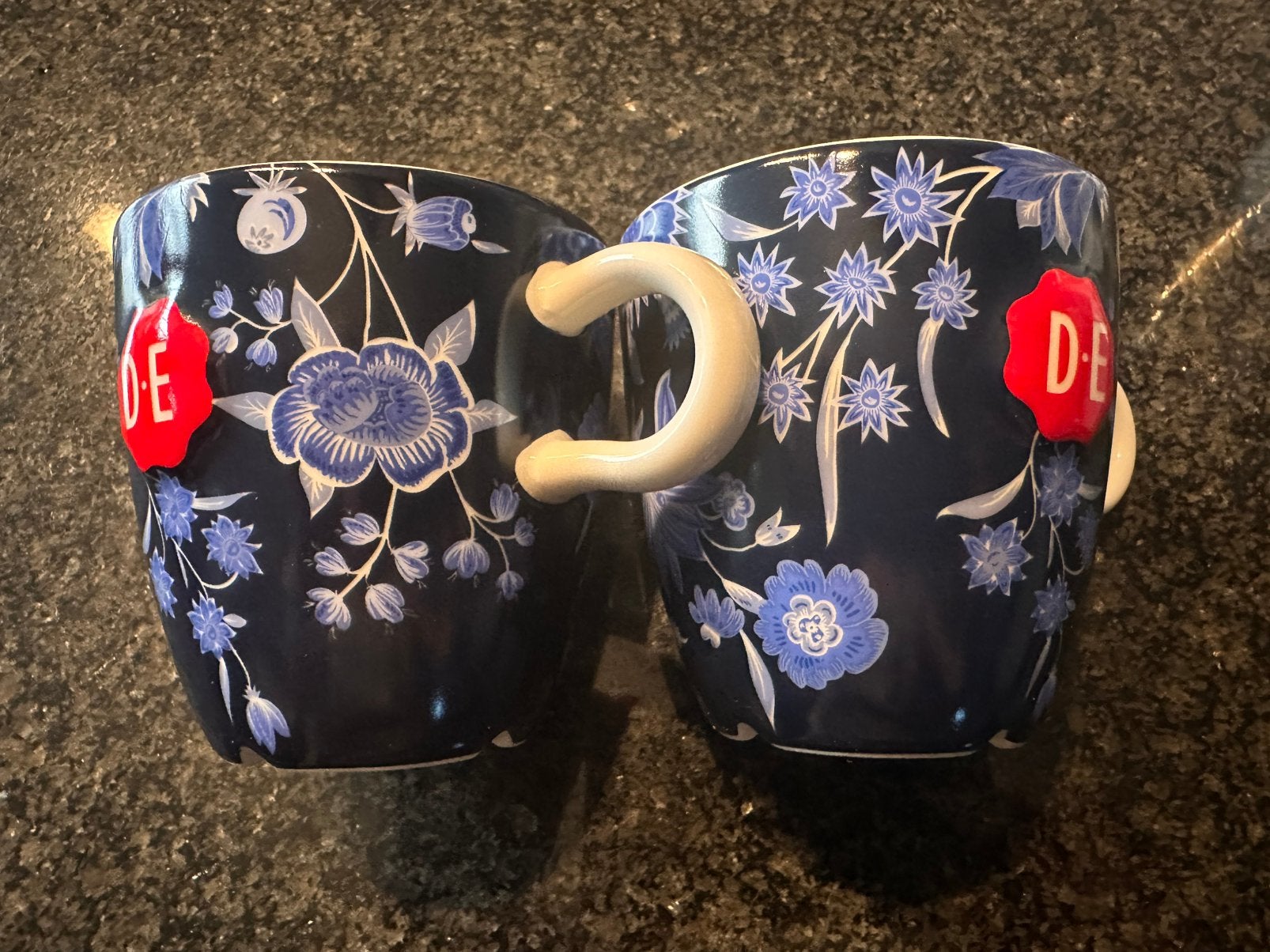2 Douwe Egberts bekers, Ophalen of Verzenden, Zo goed als nieuw, Overige stijlen, Kop(pen) en/of Schotel(s)