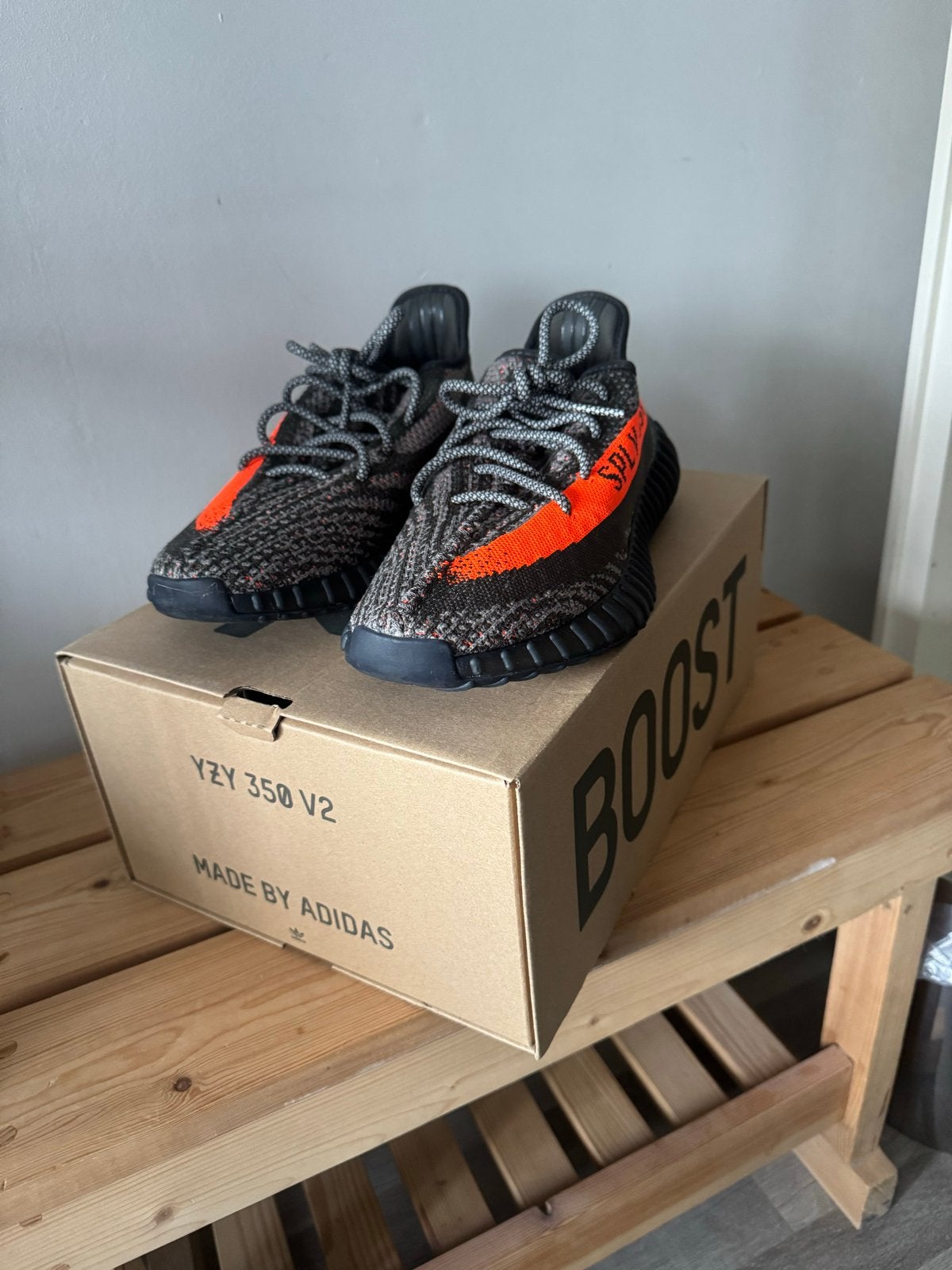 Adidas Yeezy Boost 350 V2 Carbon - Maat 42 2/3, Kleding | Heren, Ophalen of Verzenden, Gedragen, Overige kleuren, Sneakers of Gympen