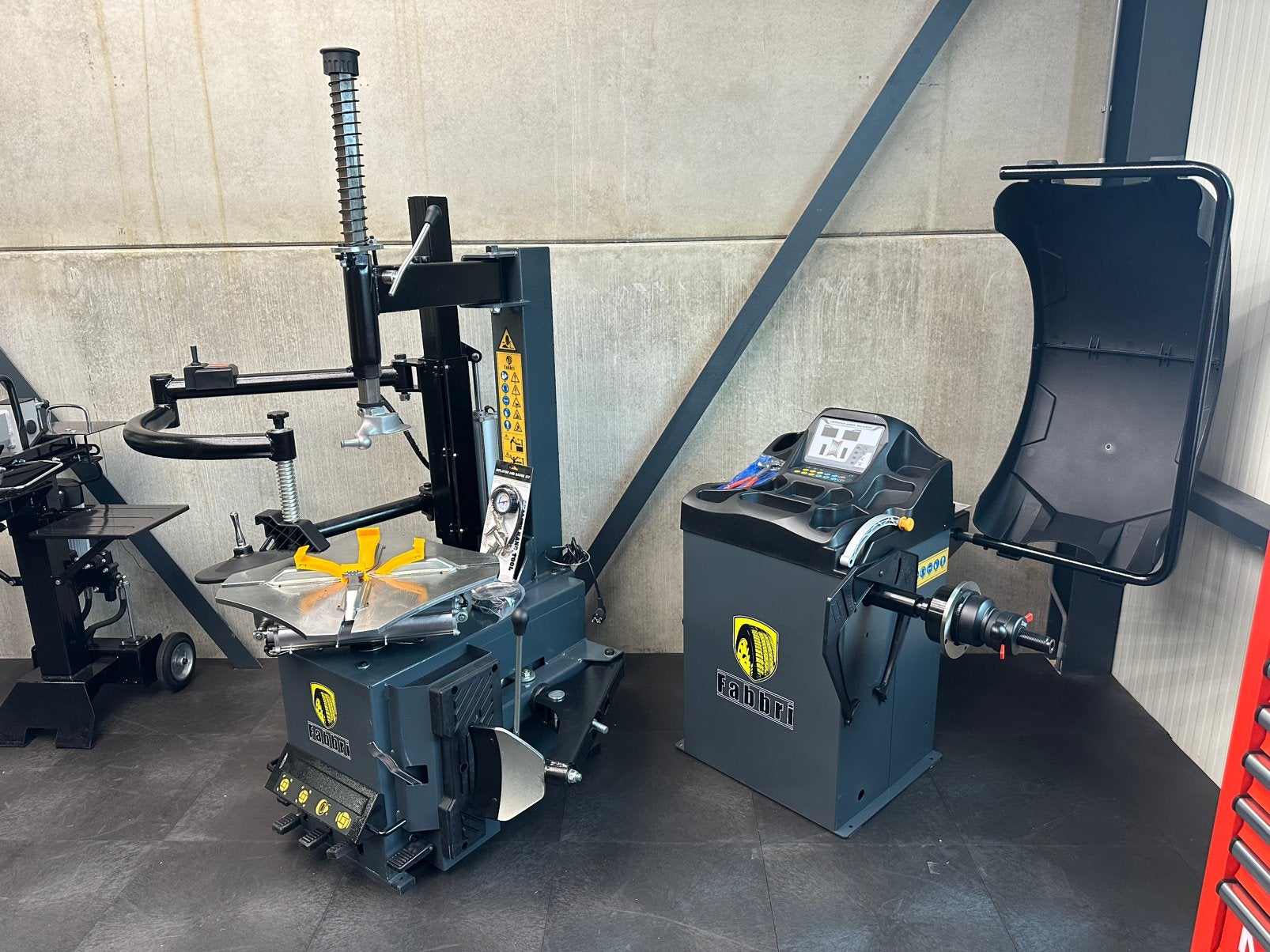Bandenmachines, Hefbruggen & Werkplaatsinrichting Showroom, Ophalen, Nieuw