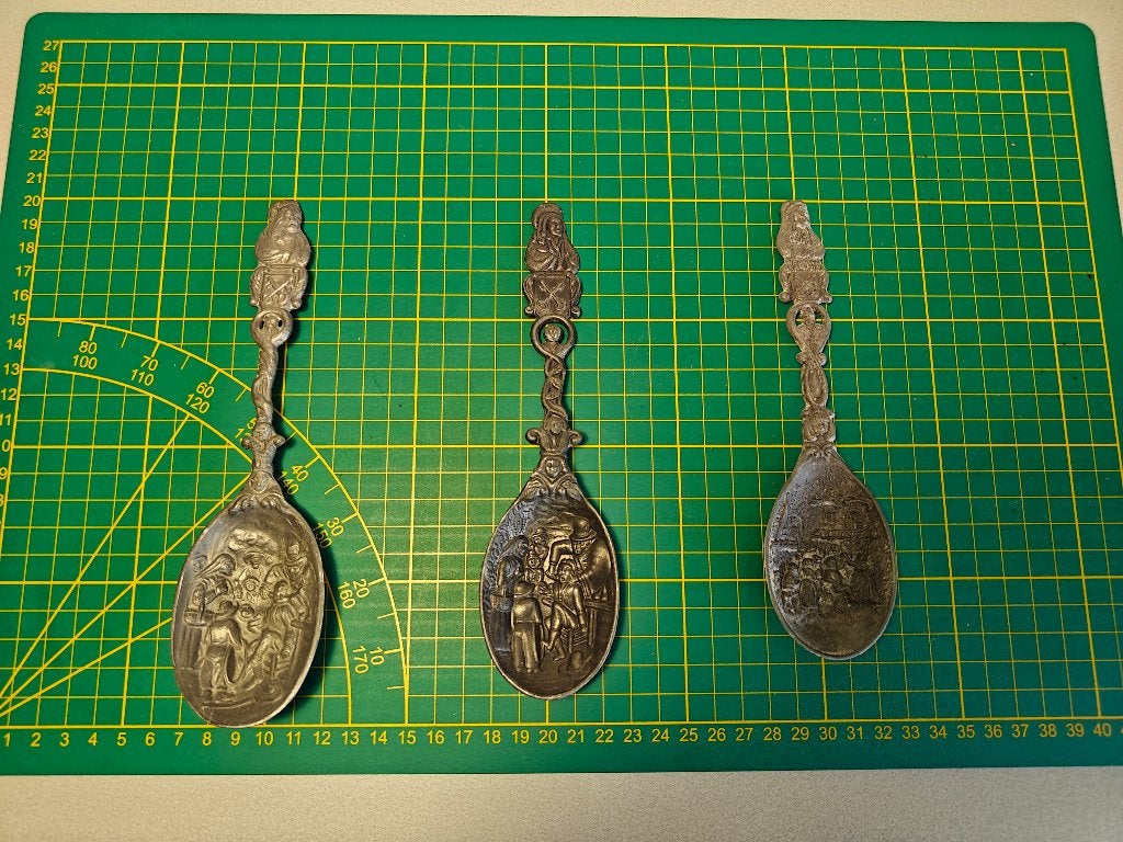 3 antieke tinnen sierlepels met reliëf taferelen Jan Steen, Antiek en Kunst, Antiek | Tin, Ophalen of Verzenden