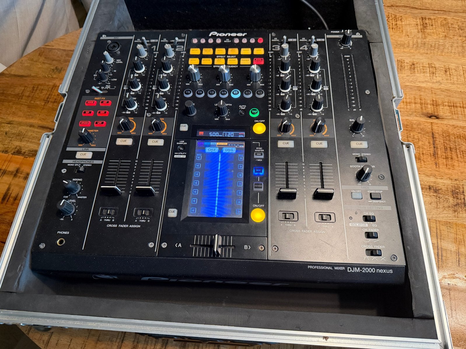 Pioneer DJM-2000 Nexus met flightcase en decksaver
