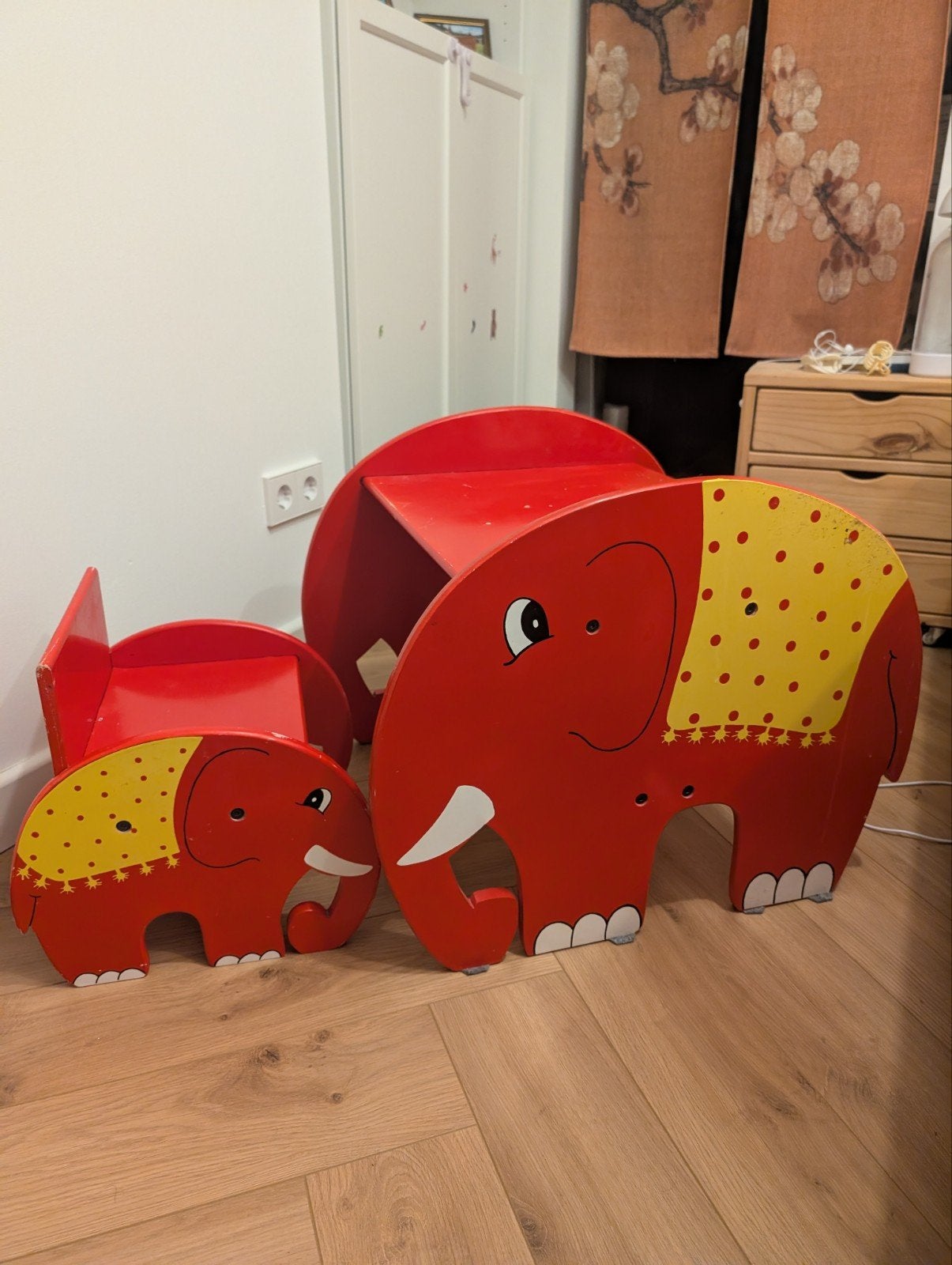 Leuke kinderstoel en tafeltje in olifant design, Ophalen