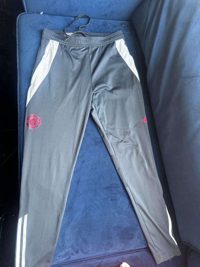 Adidas Manchester United Trainingsbroek - Maat M, Kleding | Heren, Sportkleding, Maat 48/50 (M), Ophalen of Verzenden, Voetbal