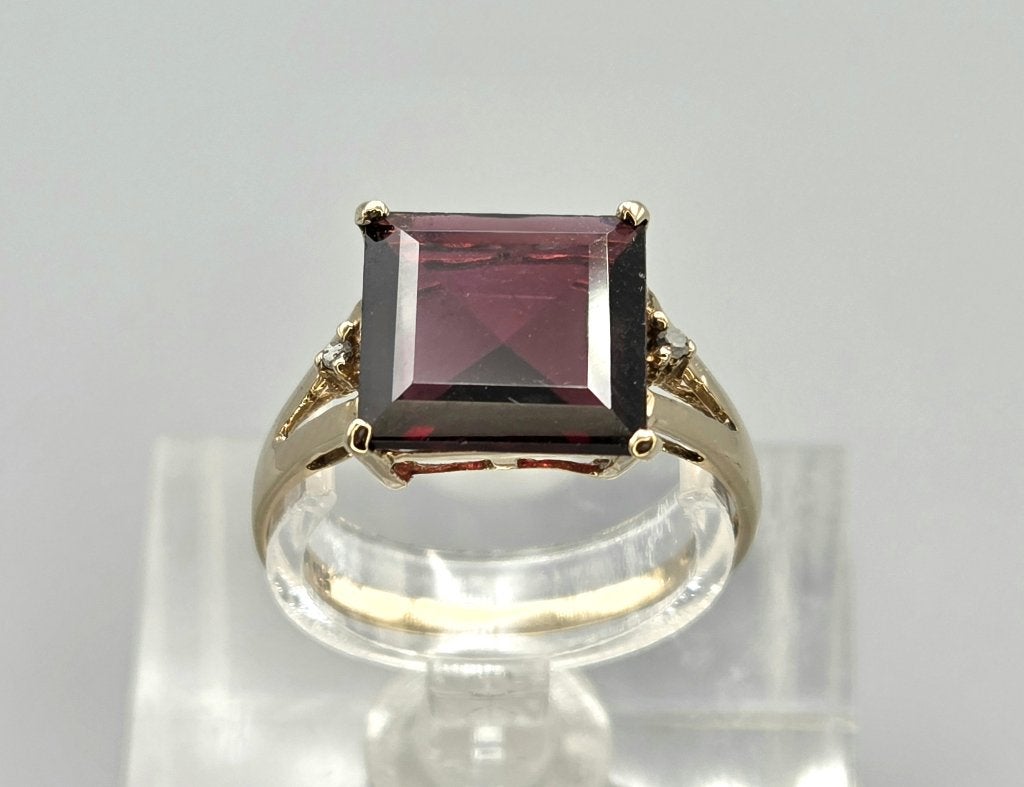 Gouden Vintage ring edelsteen granaat en diamant. 2026/487