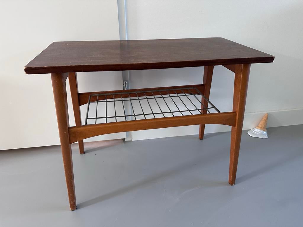 Vintage houten bijzettafel met metalen rekje, Ophalen, Minder dan 45 cm, Minder dan 55 cm, Gebruikt