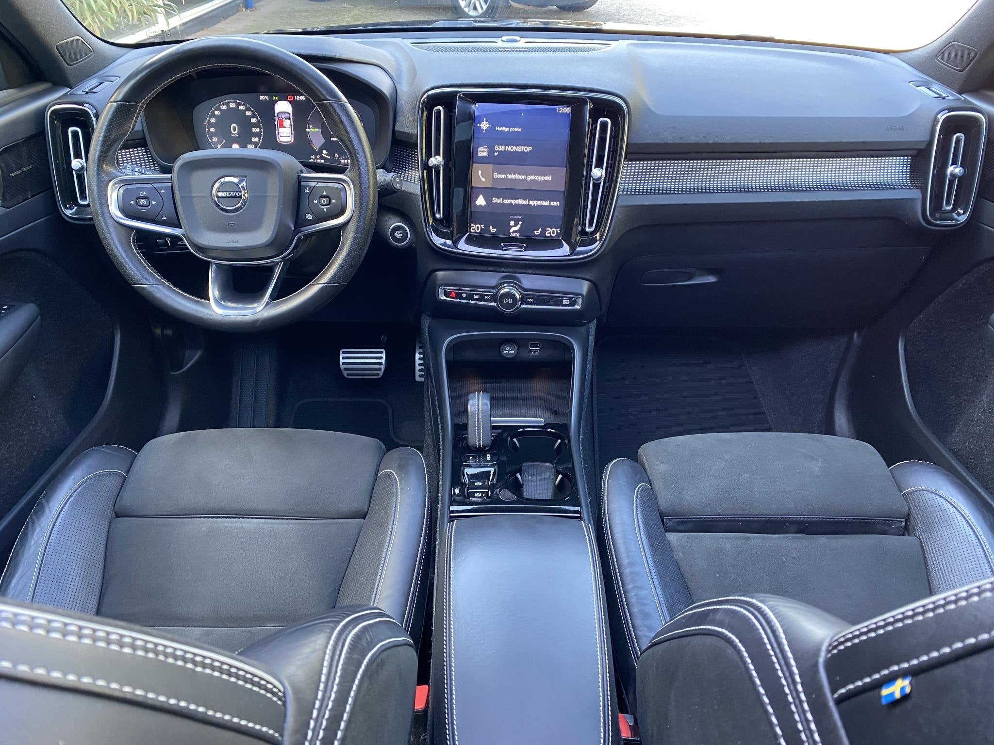 Volvo XC40 1.5 T5 Recharge R-Design Pano / 360 camera / Harm, Auto's, Euro 6, 1712 kg, Zwart, Hybride Elektrisch/Benzine