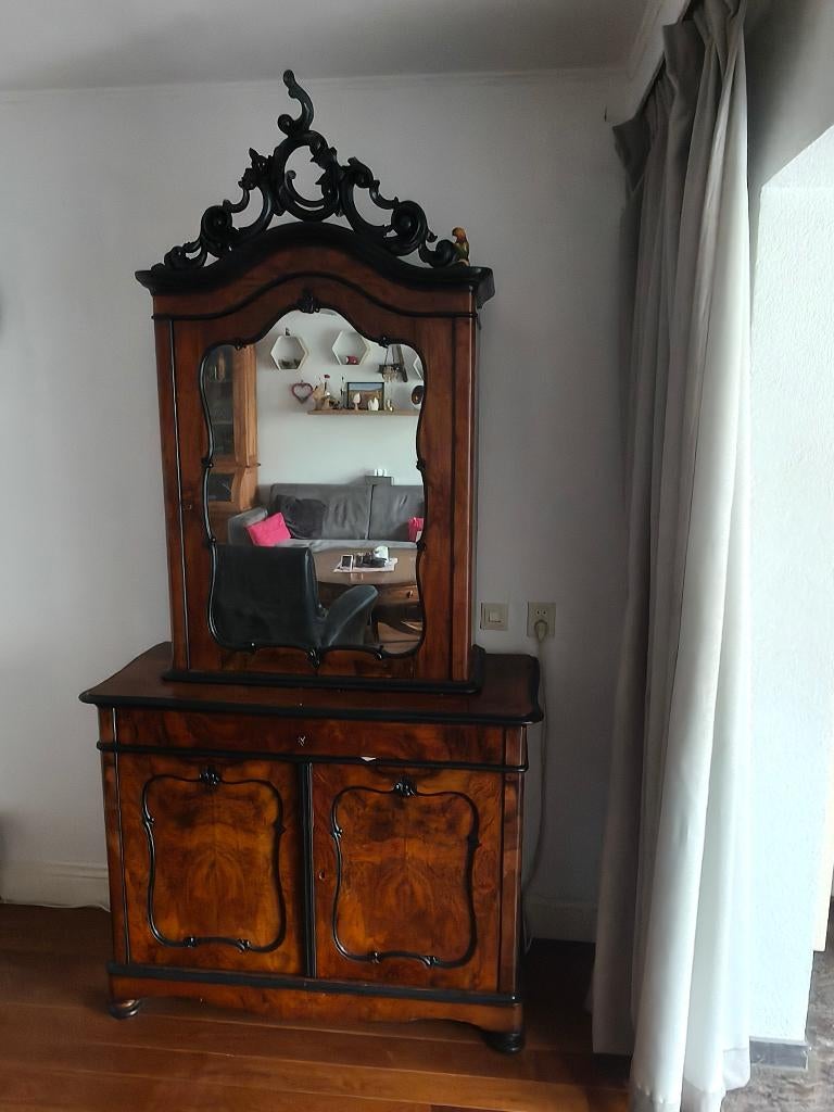 Antieke kast. Bonheur Biedermeier., Ophalen
