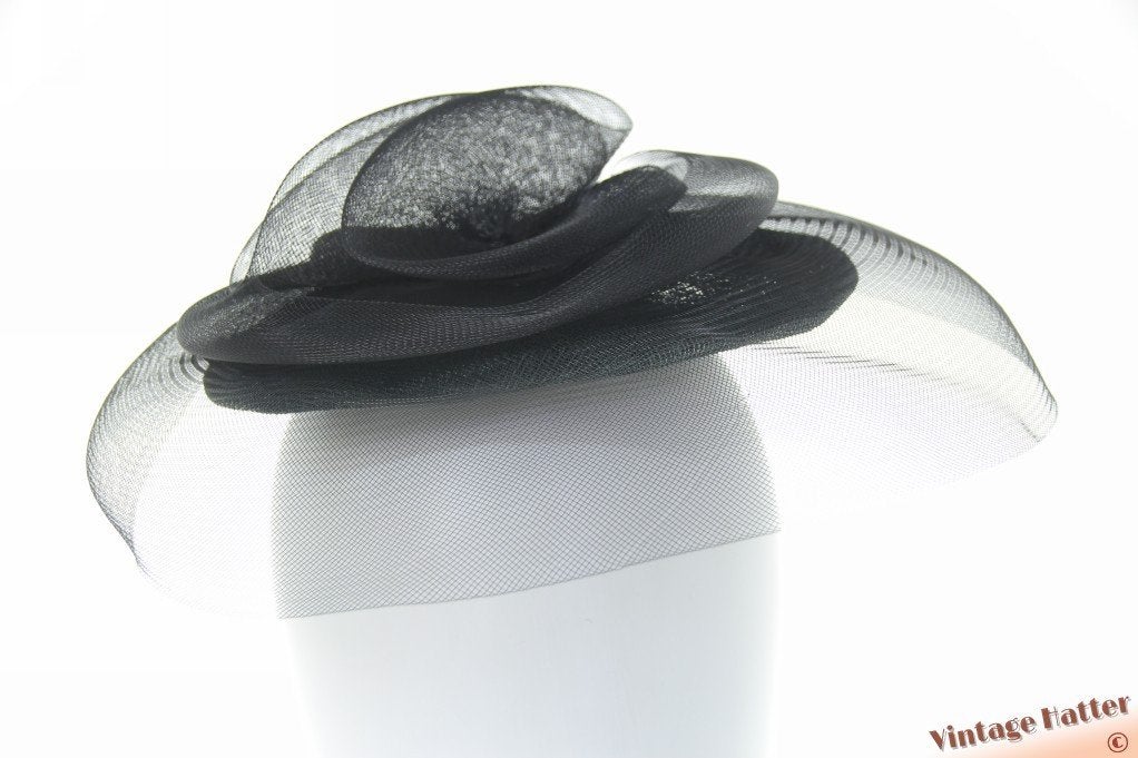 vintage Disc fascinator zwart polyester met haarelastiek, Ophalen of Verzenden, Zo goed als nieuw, One size fits all, Hoed
