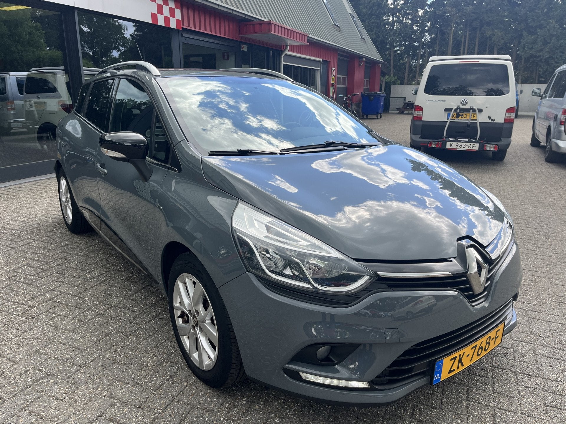 Renault Clio Estate 0.9 TCe Limited Carplay/Android Gris Urb, Voorwielaandrijving, Gebruikt, Euro 6, Met garantie (alle)