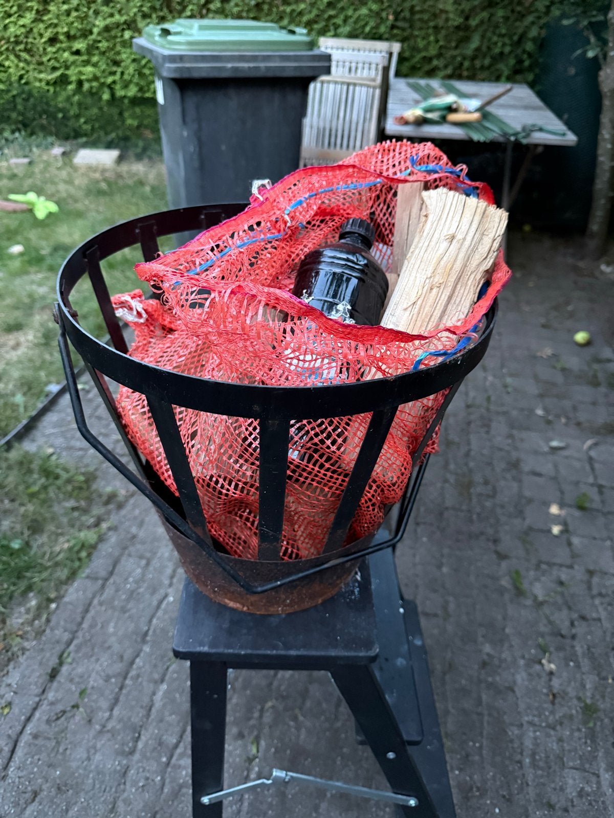 Stalen korf met hout en benzine, Tuin en Terras, Haardhout, Minder dan 3 m³, Ophalen, Overige houtsoorten, Blokken